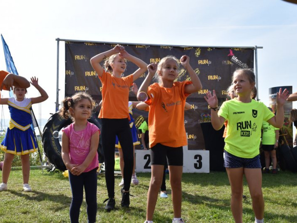 Run fit Kids w Tarnobrzegu. Mali zawodnicy w szaleńczym biegu z przeszkodami [zdjęcia]