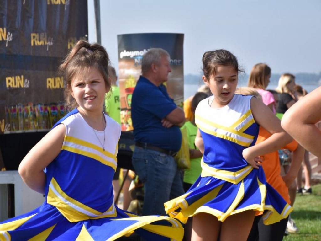 Run fit Kids w Tarnobrzegu. Mali zawodnicy w szaleńczym biegu z przeszkodami [zdjęcia]