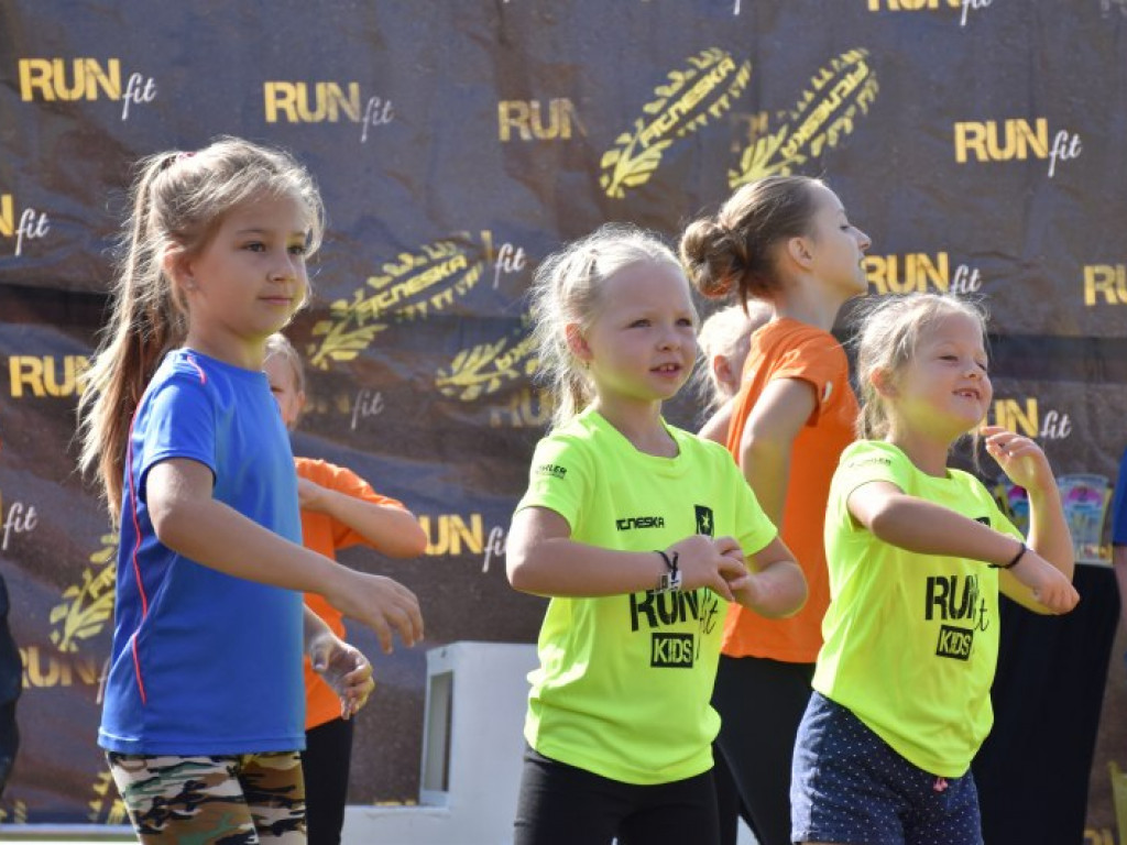 Run fit Kids w Tarnobrzegu. Mali zawodnicy w szaleńczym biegu z przeszkodami [zdjęcia]