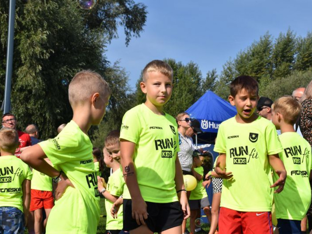 Run fit Kids w Tarnobrzegu. Mali zawodnicy w szaleńczym biegu z przeszkodami [zdjęcia]