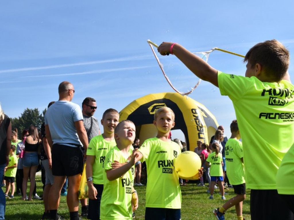 Run fit Kids w Tarnobrzegu. Mali zawodnicy w szaleńczym biegu z przeszkodami [zdjęcia]