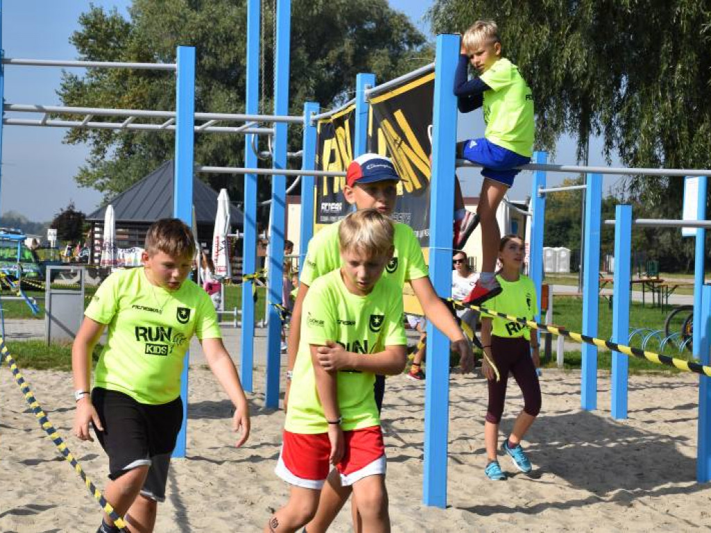 Run fit Kids w Tarnobrzegu. Mali zawodnicy w szaleńczym biegu z przeszkodami [zdjęcia]