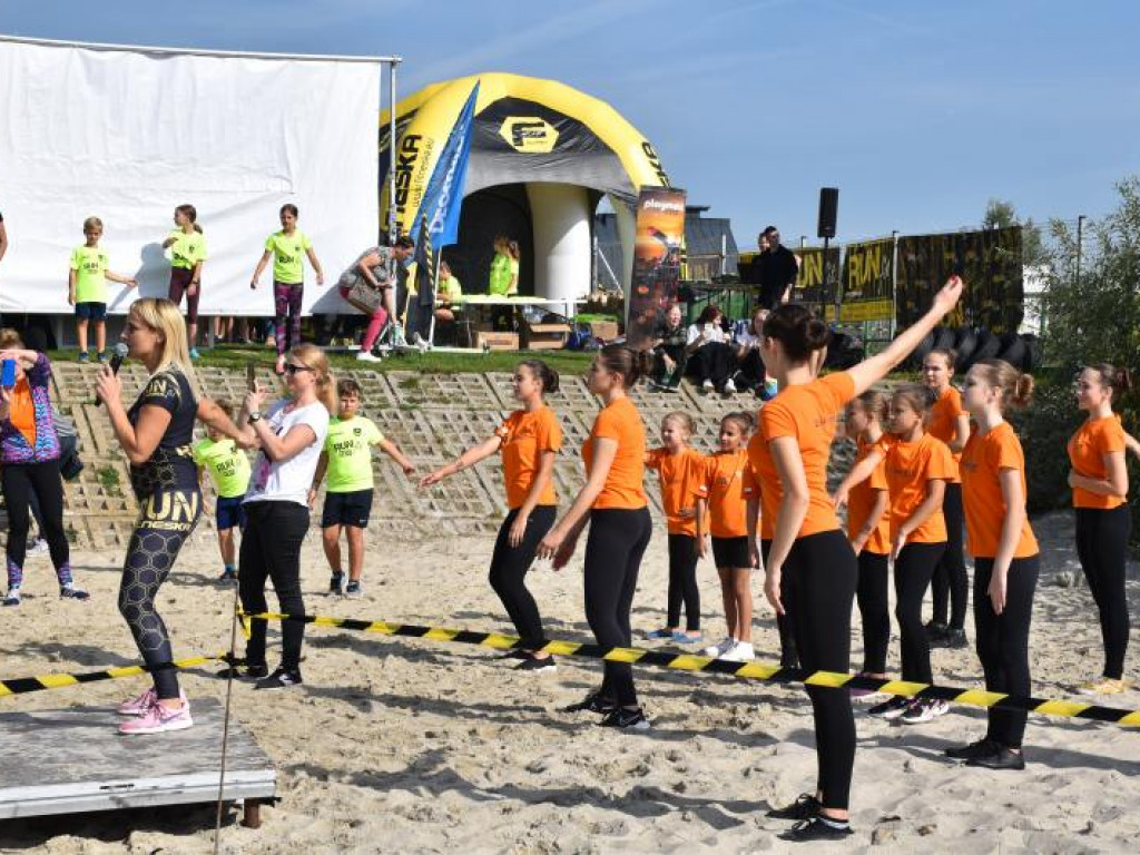 Run fit Kids w Tarnobrzegu. Mali zawodnicy w szaleńczym biegu z przeszkodami [zdjęcia]