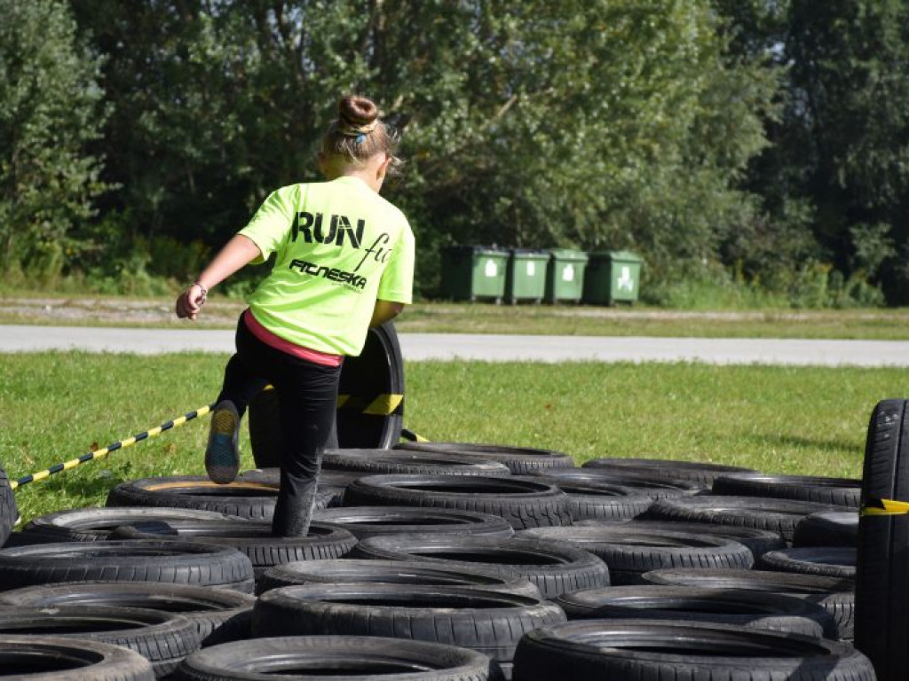 Run fit Kids w Tarnobrzegu. Mali zawodnicy w szaleńczym biegu z przeszkodami [zdjęcia]