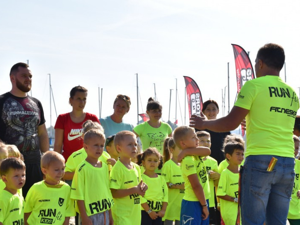 Run fit Kids w Tarnobrzegu. Mali zawodnicy w szaleńczym biegu z przeszkodami [zdjęcia]