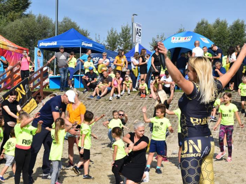 Run fit Kids w Tarnobrzegu. Mali zawodnicy w szaleńczym biegu z przeszkodami [zdjęcia]
