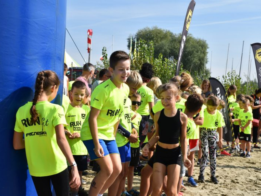 Run fit Kids w Tarnobrzegu. Mali zawodnicy w szaleńczym biegu z przeszkodami [zdjęcia]