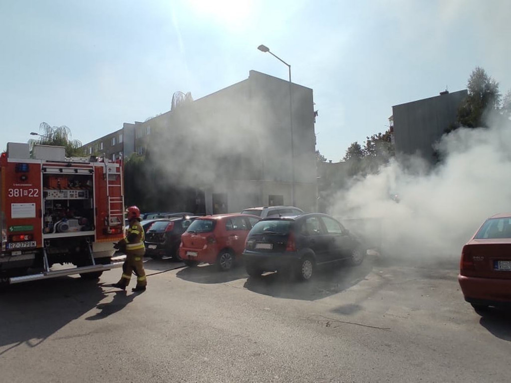 Pożar przy parkingu pełnym samochodów na ul. Matejki. Paliły się kontenery [zdjęcia]