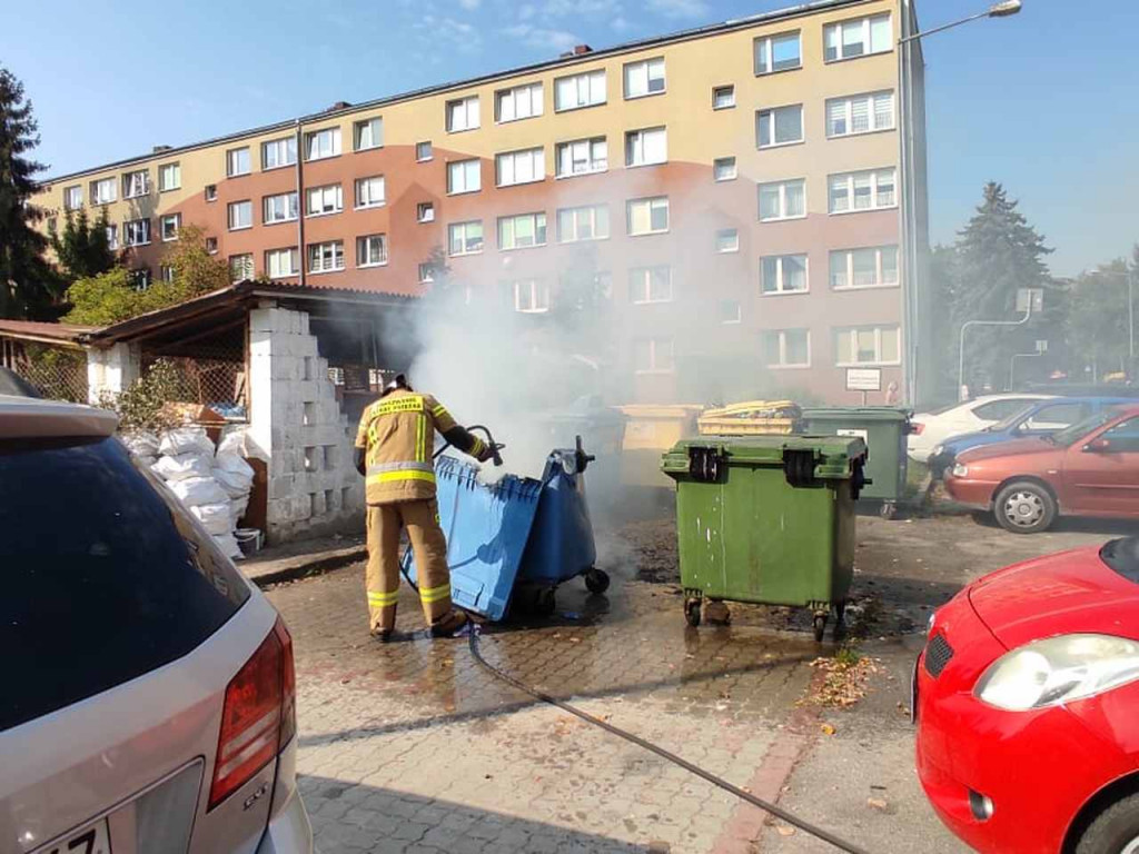 Pożar przy parkingu pełnym samochodów na ul. Matejki. Paliły się kontenery [zdjęcia]