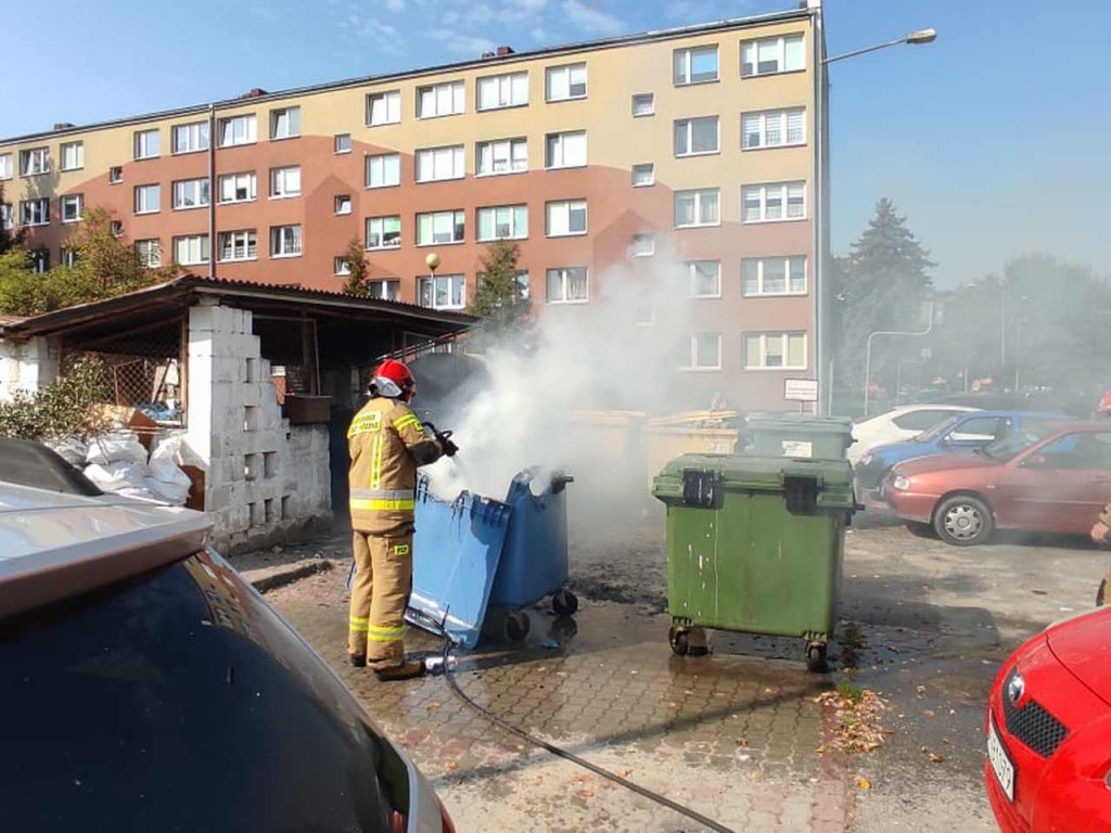 Pożar przy parkingu pełnym samochodów na ul. Matejki. Paliły się kontenery [zdjęcia]