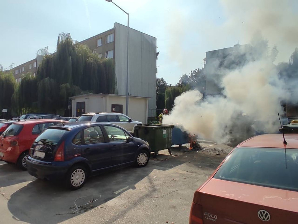 Pożar przy parkingu pełnym samochodów na ul. Matejki. Paliły się kontenery [zdjęcia]