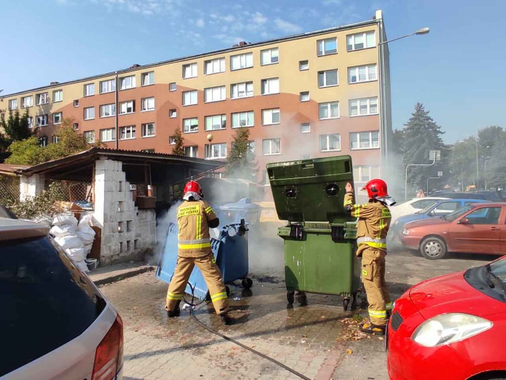 Pożar przy parkingu pełnym samochodów na ul. Matejki. Paliły się kontenery [zdjęcia]