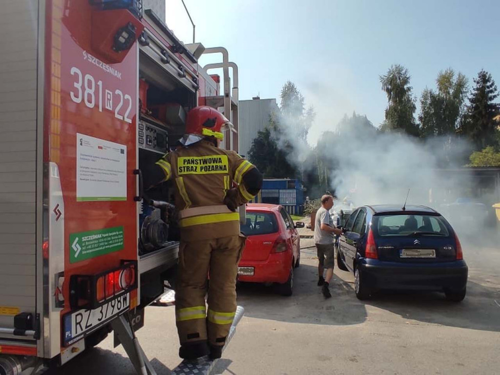 Pożar przy parkingu pełnym samochodów na ul. Matejki. Paliły się kontenery [zdjęcia]