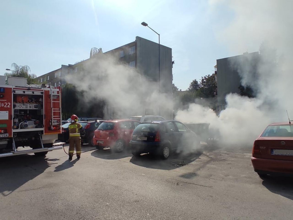 Pożar przy parkingu pełnym samochodów na ul. Matejki. Paliły się kontenery [zdjęcia]