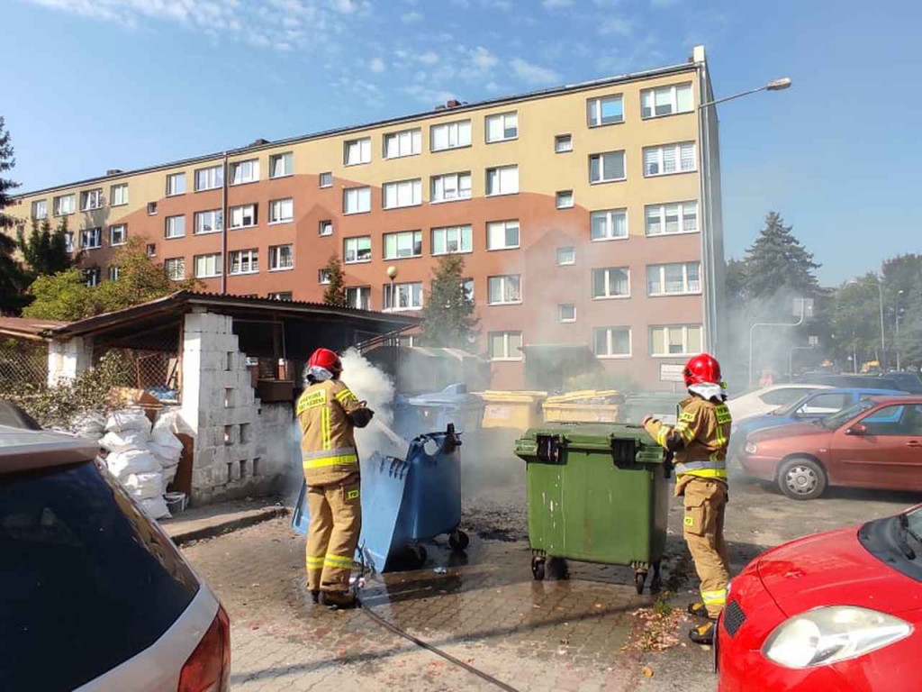 Pożar przy parkingu pełnym samochodów na ul. Matejki. Paliły się kontenery [zdjęcia]