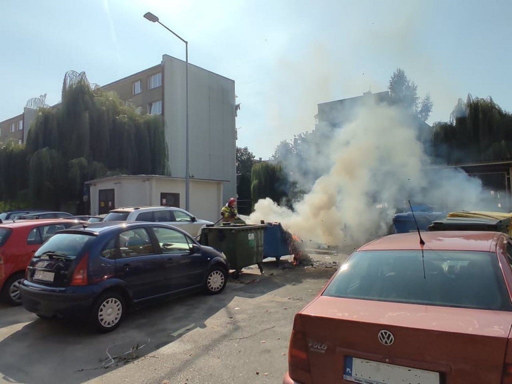 Pożar przy parkingu pełnym samochodów na ul. Matejki. Paliły się kontenery [zdjęcia]