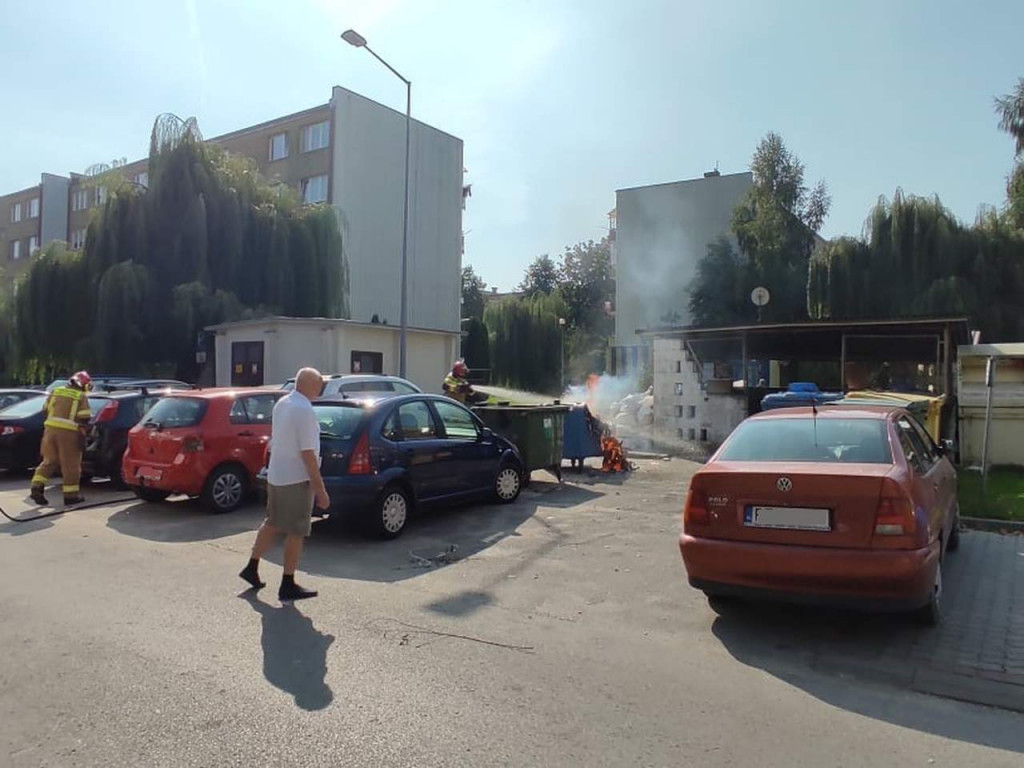 Pożar przy parkingu pełnym samochodów na ul. Matejki. Paliły się kontenery [zdjęcia]