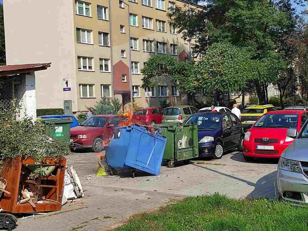 Pożar przy parkingu pełnym samochodów na ul. Matejki. Paliły się kontenery [zdjęcia]