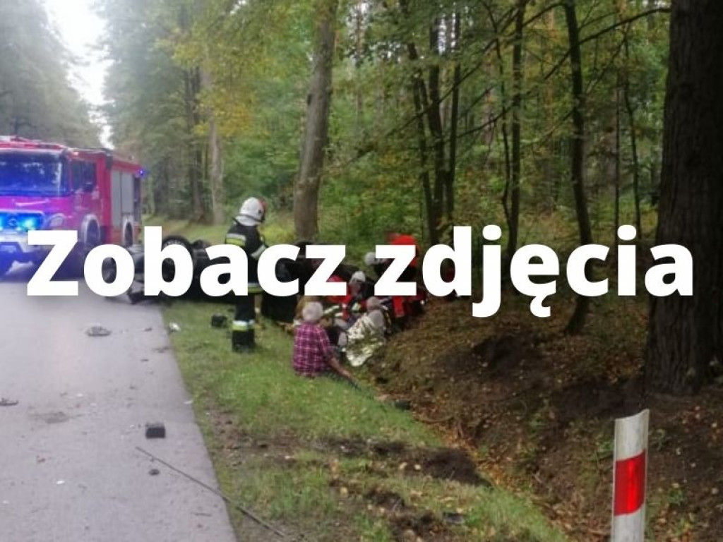 Zderzenie trzech aut w powiecie staszowskim. Pięć osób w szpitalu. Droga wojewódzka całkowicie zablokowana [zdjęcia]