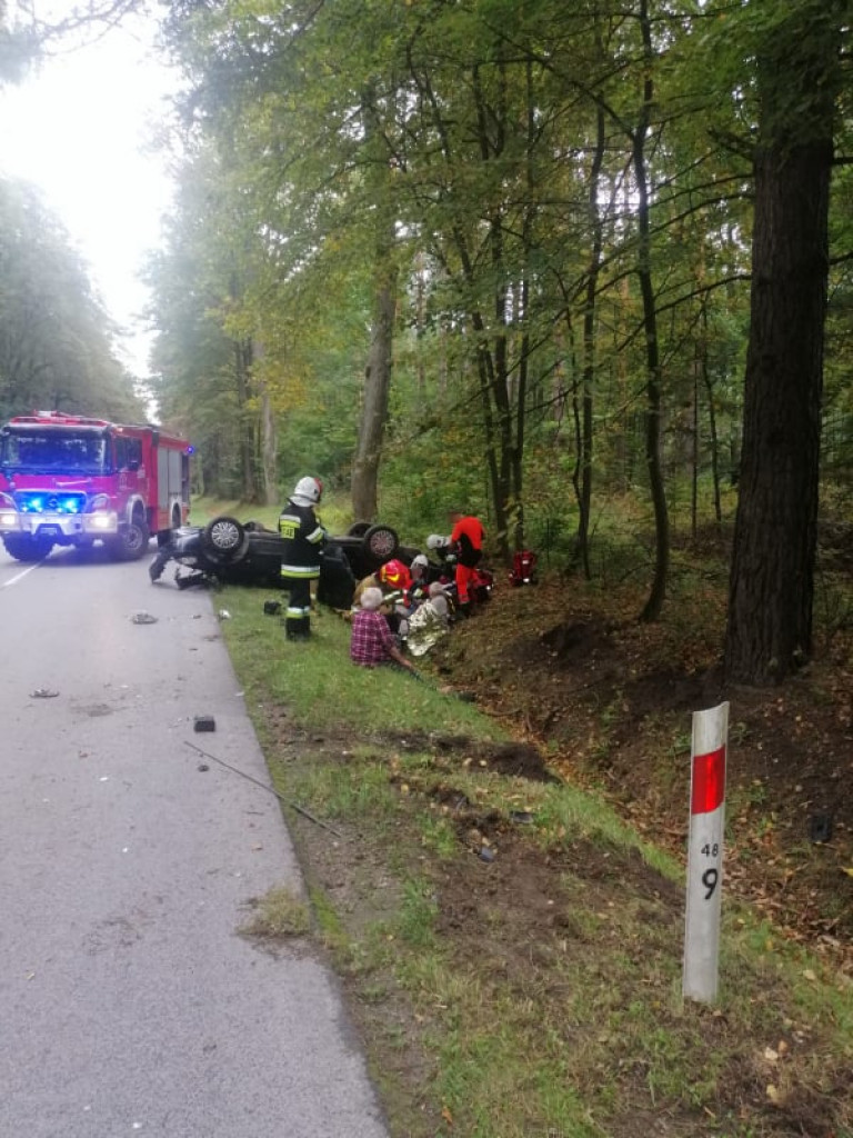 Zderzenie trzech aut w powiecie staszowskim. Pięć osób w szpitalu. Droga wojewódzka całkowicie zablokowana [zdjęcia]