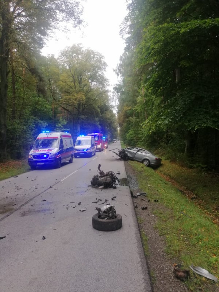 Zderzenie trzech aut w powiecie staszowskim. Pięć osób w szpitalu. Droga wojewódzka całkowicie zablokowana [zdjęcia]