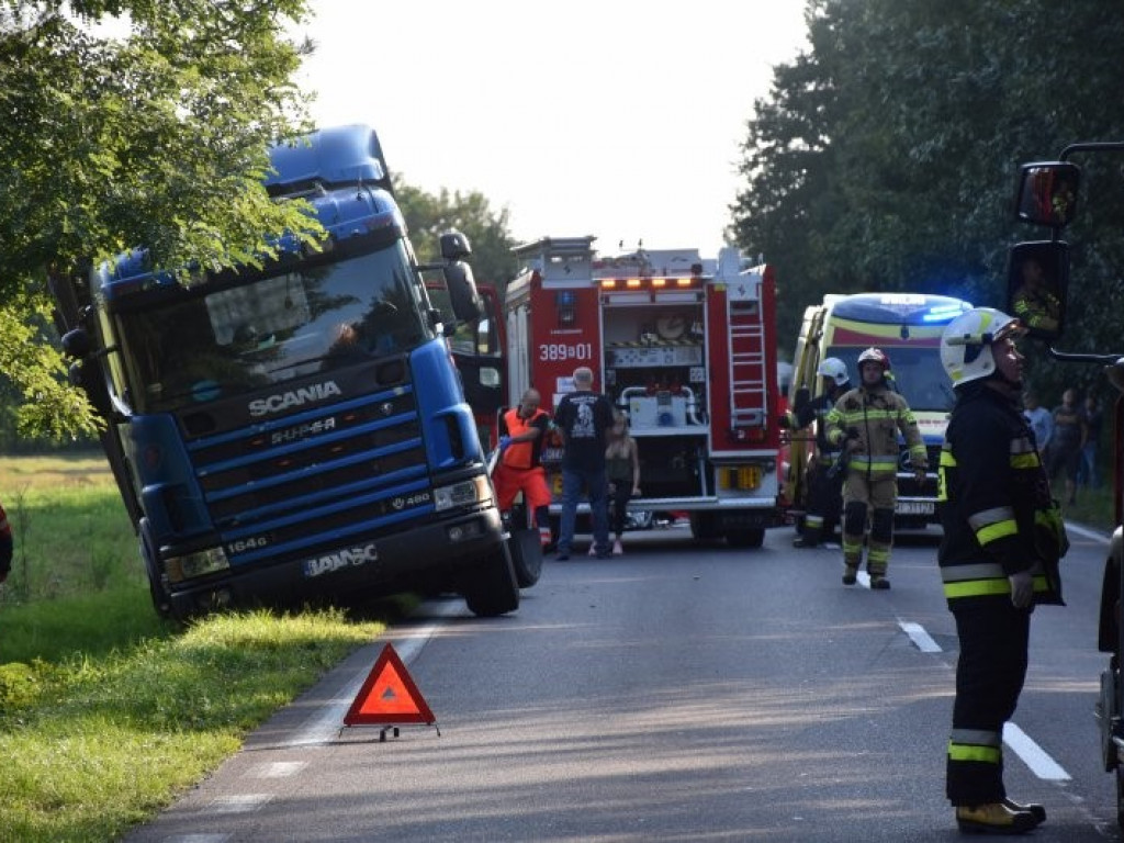 Śmiertelny wypadek na drodze Tarnobrzeg - Mielec. Tir potrącił kobietę [zdjęcia]