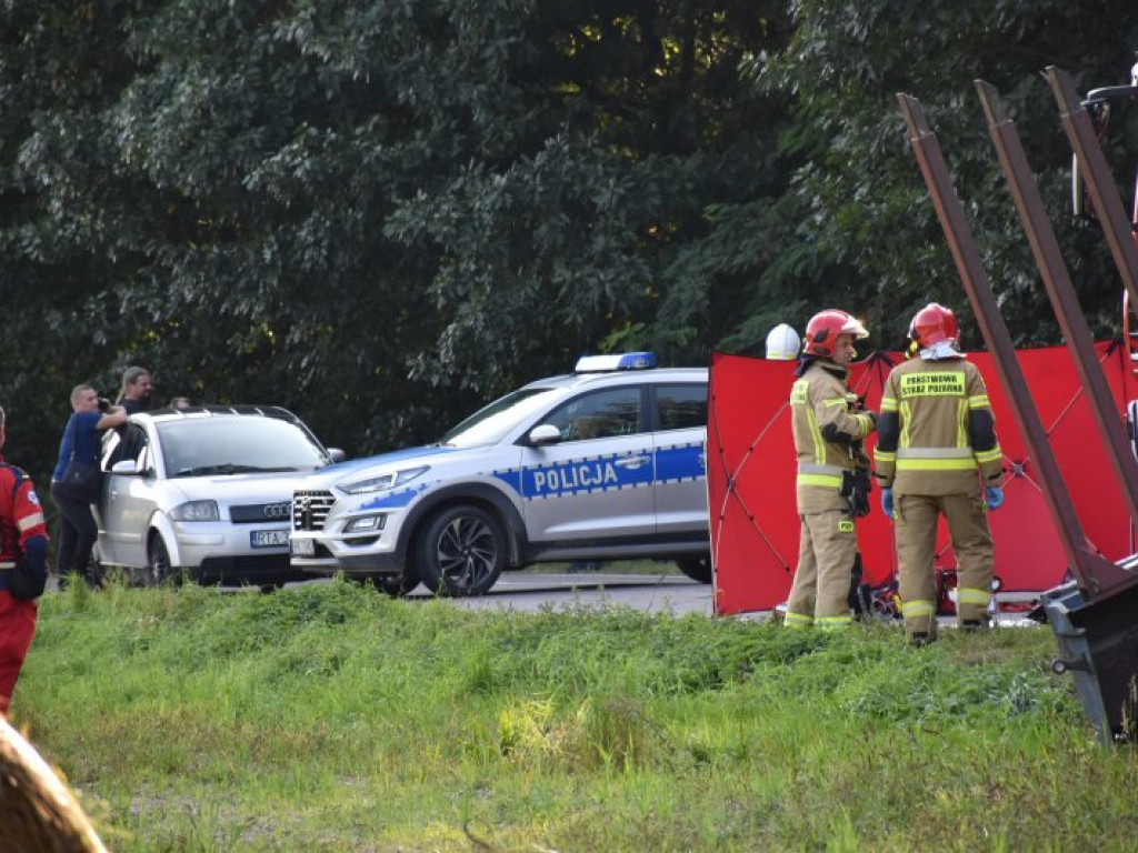 Śmiertelny wypadek na drodze Tarnobrzeg - Mielec. Tir potrącił kobietę [zdjęcia]