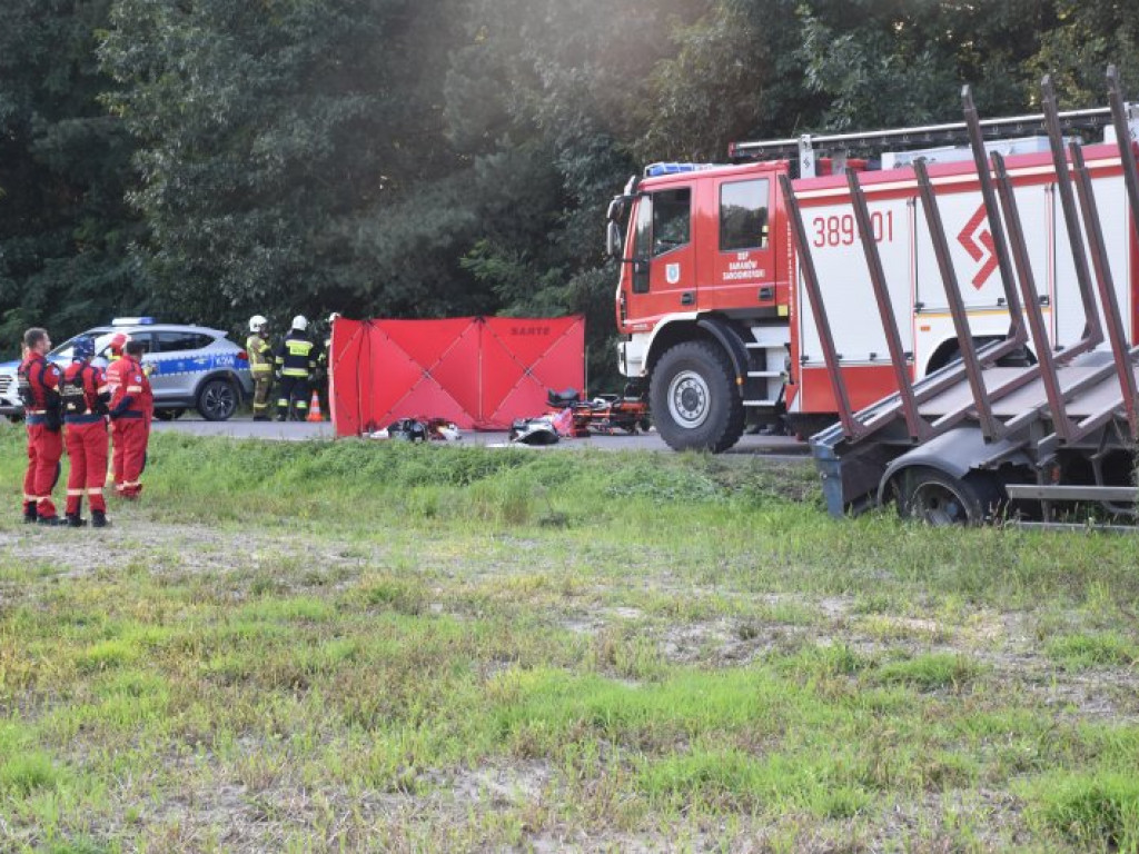 Śmiertelny wypadek na drodze Tarnobrzeg - Mielec. Tir potrącił kobietę [zdjęcia]
