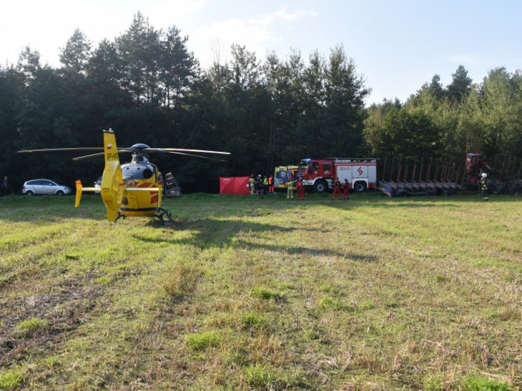 Śmiertelny wypadek na drodze Tarnobrzeg - Mielec. Tir potrącił kobietę [zdjęcia]