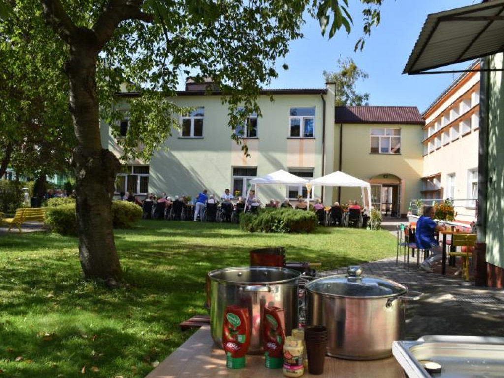 Podopieczni Zakładu Pielęgnacyjno-Opiekuńczego w Tarnobrzegu kosztowali smaków lata [zdjęcia]