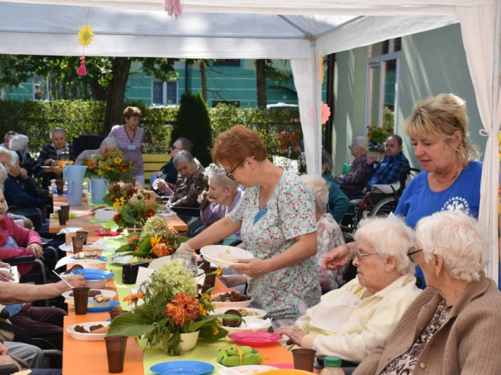 Podopieczni Zakładu Pielęgnacyjno-Opiekuńczego w Tarnobrzegu kosztowali smaków lata [zdjęcia]