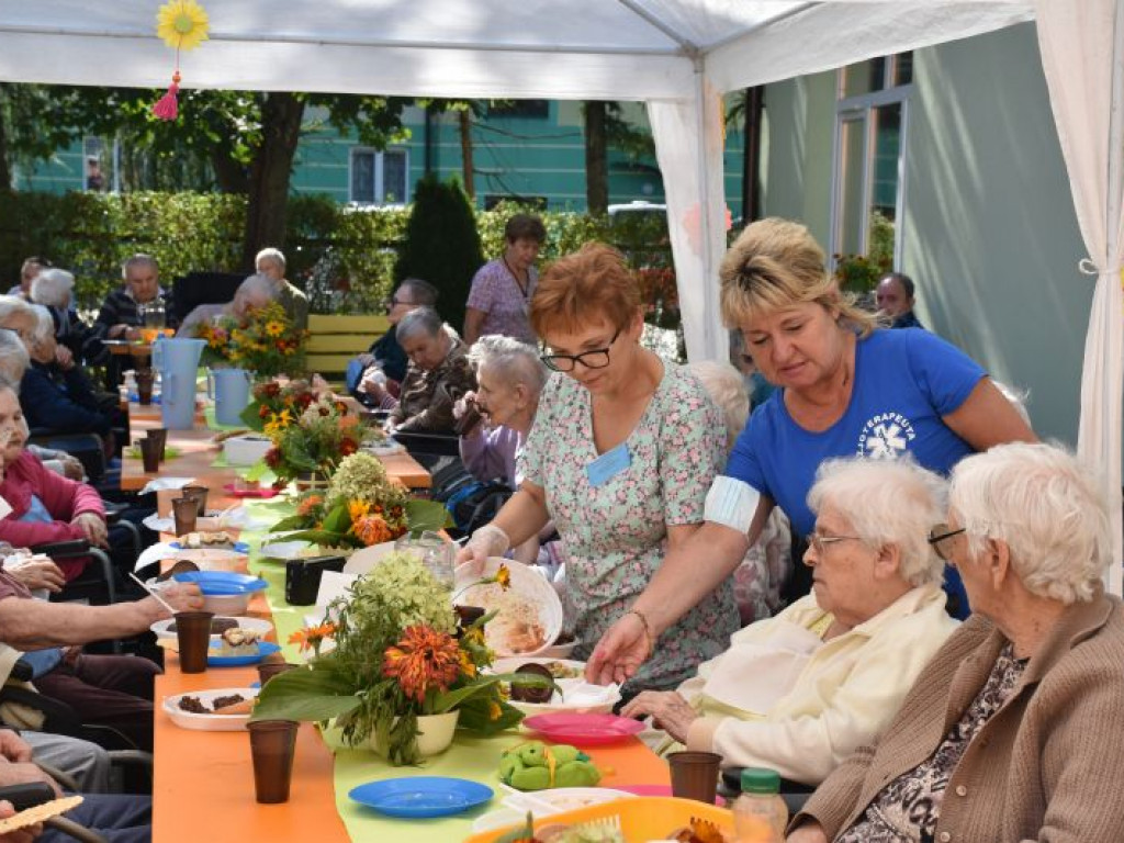 Podopieczni Zakładu Pielęgnacyjno-Opiekuńczego w Tarnobrzegu kosztowali smaków lata [zdjęcia]