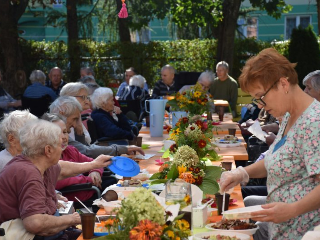 Podopieczni Zakładu Pielęgnacyjno-Opiekuńczego w Tarnobrzegu kosztowali smaków lata [zdjęcia]