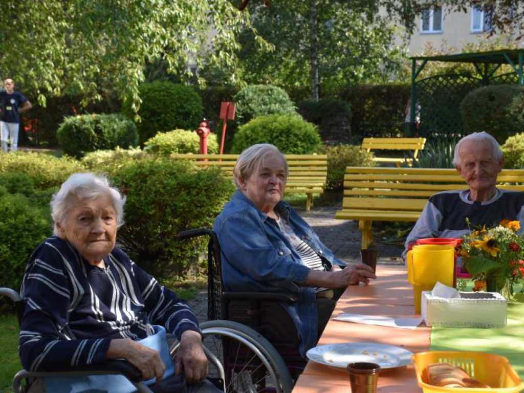 Podopieczni Zakładu Pielęgnacyjno-Opiekuńczego w Tarnobrzegu kosztowali smaków lata [zdjęcia]