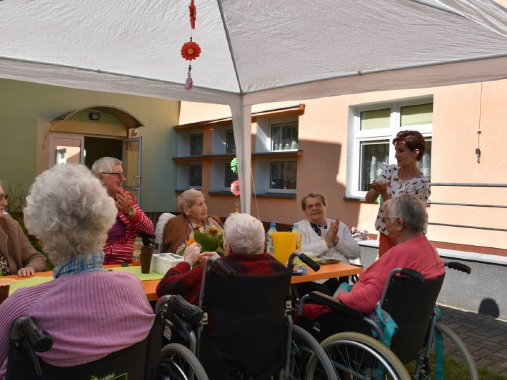 Podopieczni Zakładu Pielęgnacyjno-Opiekuńczego w Tarnobrzegu kosztowali smaków lata [zdjęcia]