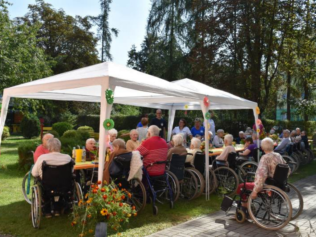 Podopieczni Zakładu Pielęgnacyjno-Opiekuńczego w Tarnobrzegu kosztowali smaków lata [zdjęcia]