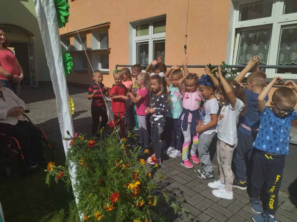 Podopieczni Zakładu Pielęgnacyjno-Opiekuńczego w Tarnobrzegu kosztowali smaków lata [zdjęcia]