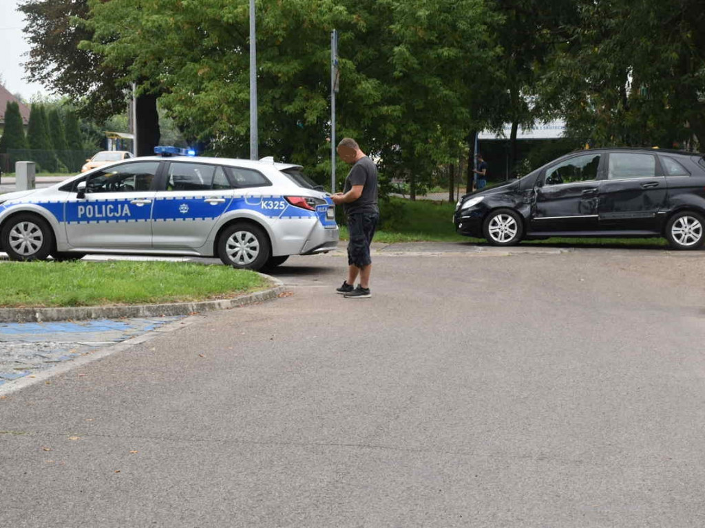 Tarnobrzeg. Zdarzenie osobówki z Tirem pod marketem Kaufland [zdjęcia]