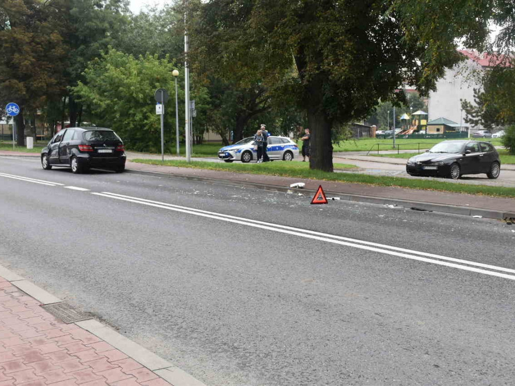 Tarnobrzeg. Zdarzenie osobówki z Tirem pod marketem Kaufland [zdjęcia]