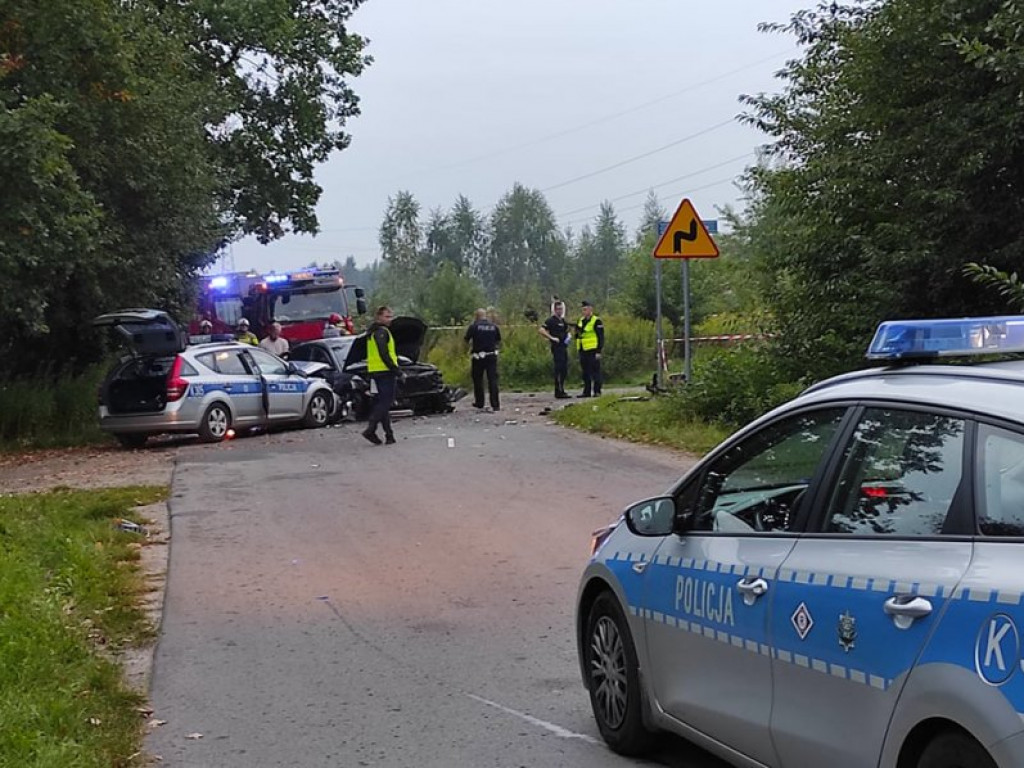 Fatalny finał policyjnego pościgu pod Tarnobrzegiem. Policjanci i kierowcy w szpitalu [zdjęcia]