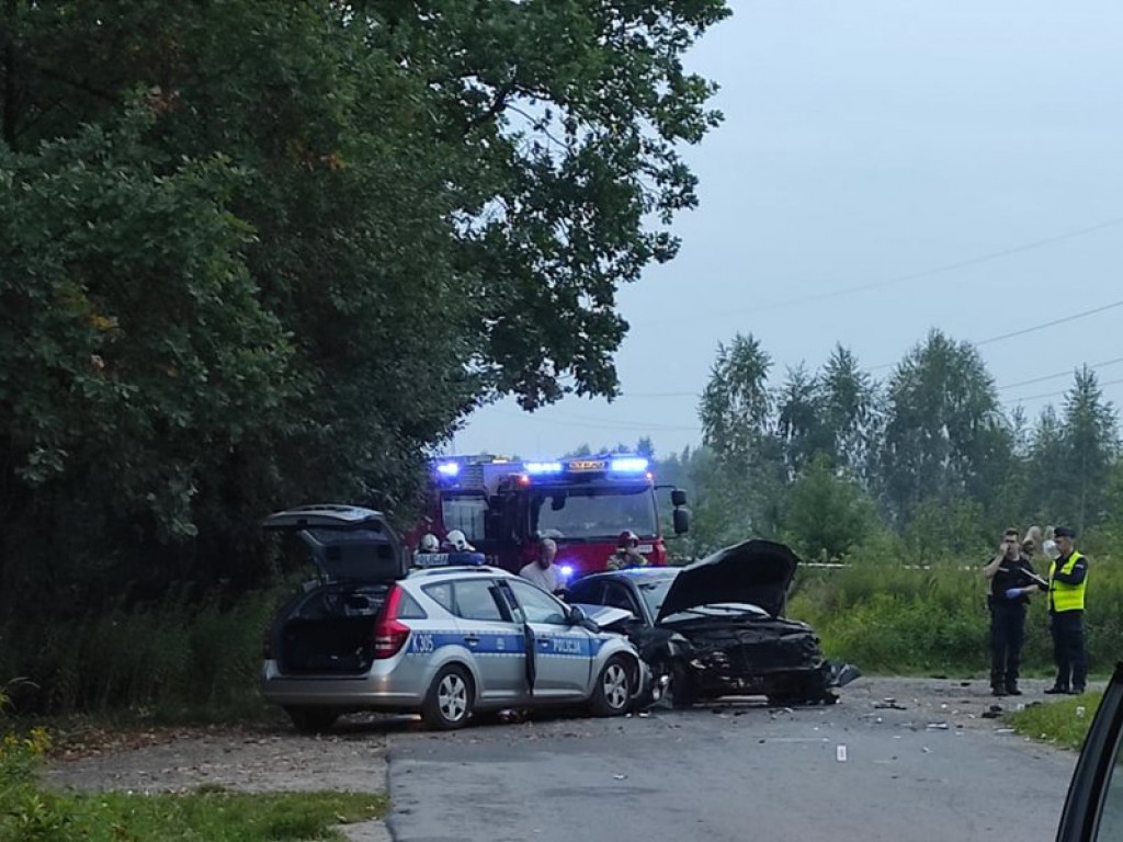 Fatalny finał policyjnego pościgu pod Tarnobrzegiem. Policjanci i kierowcy w szpitalu [zdjęcia]