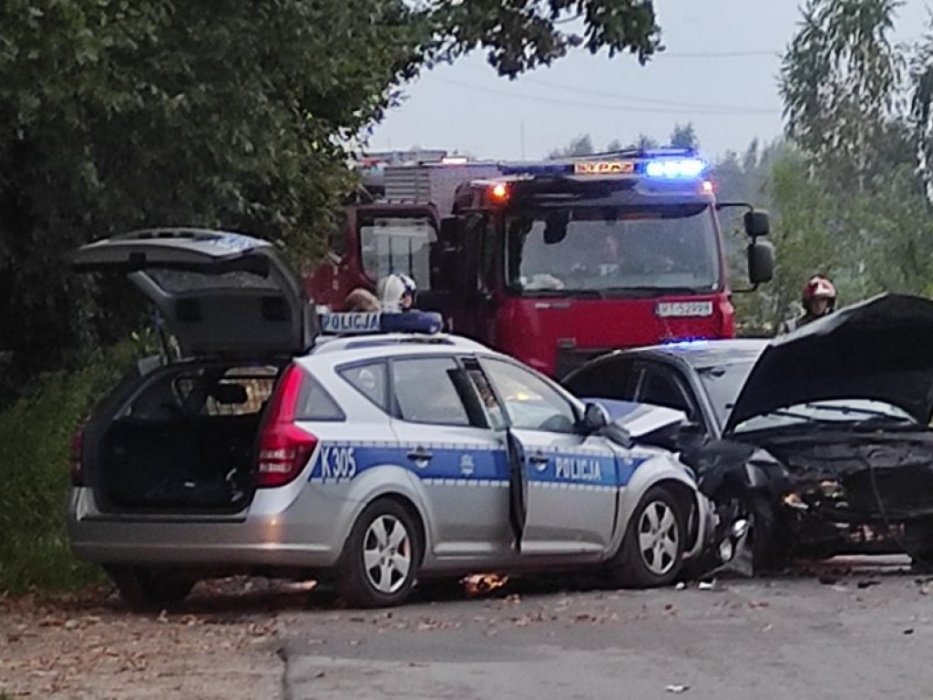 Fatalny finał policyjnego pościgu pod Tarnobrzegiem. Policjanci i kierowcy w szpitalu [zdjęcia]