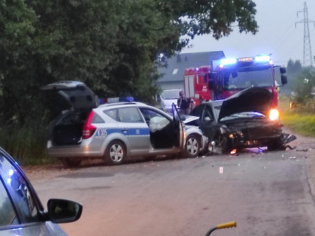 Fatalny finał policyjnego pościgu pod Tarnobrzegiem. Policjanci i kierowcy w szpitalu [zdjęcia]
