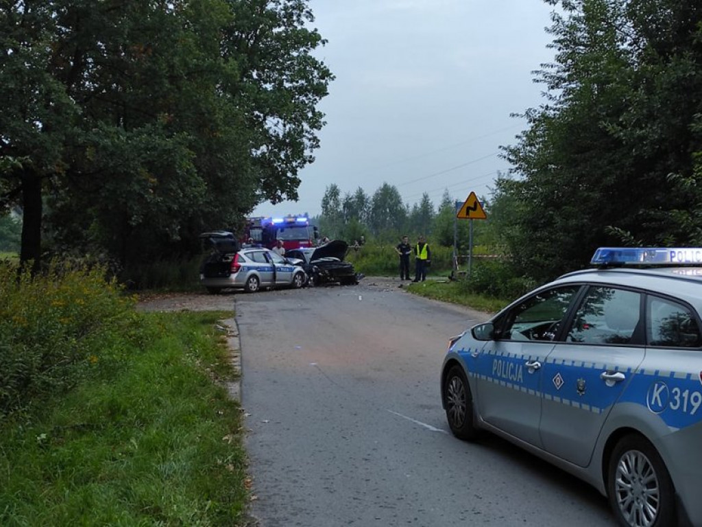 Fatalny finał policyjnego pościgu pod Tarnobrzegiem. Policjanci i kierowcy w szpitalu [zdjęcia]