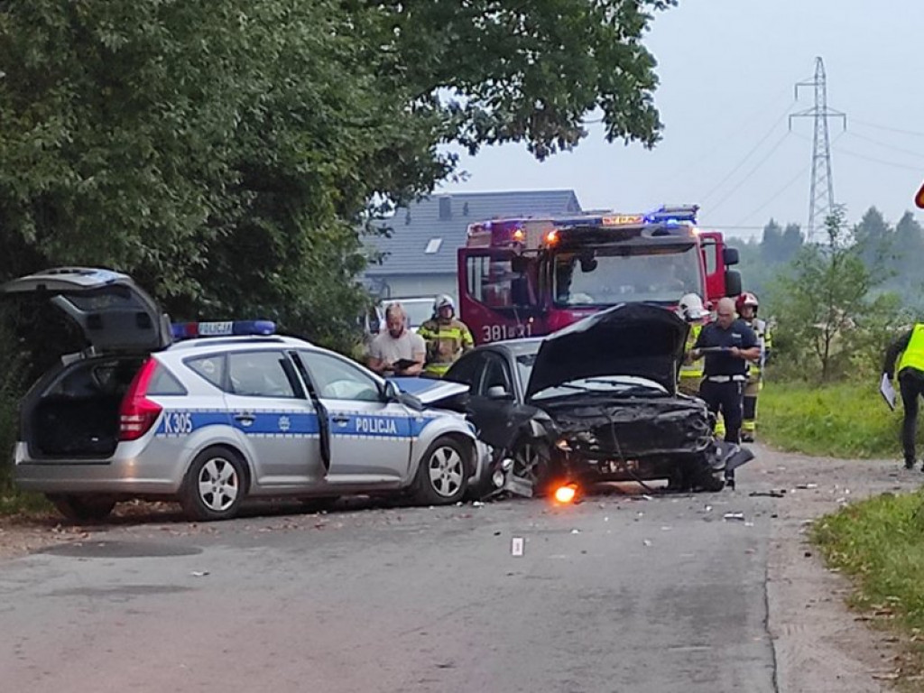 Fatalny finał policyjnego pościgu pod Tarnobrzegiem. Policjanci i kierowcy w szpitalu [zdjęcia]