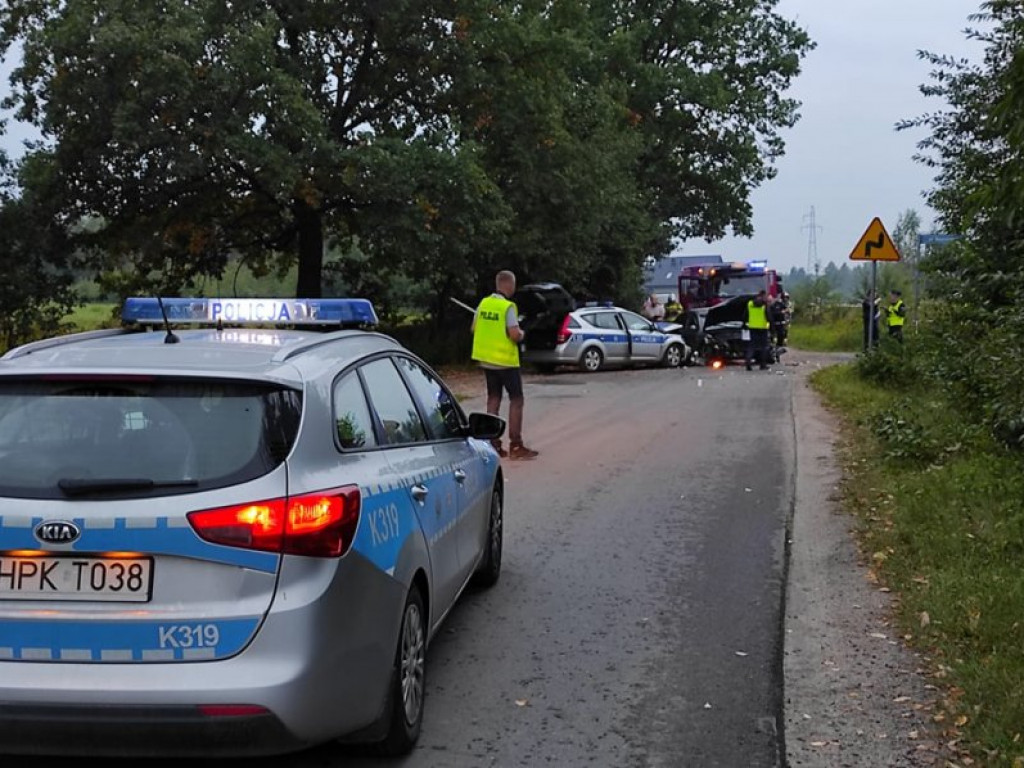 Fatalny finał policyjnego pościgu pod Tarnobrzegiem. Policjanci i kierowcy w szpitalu [zdjęcia]