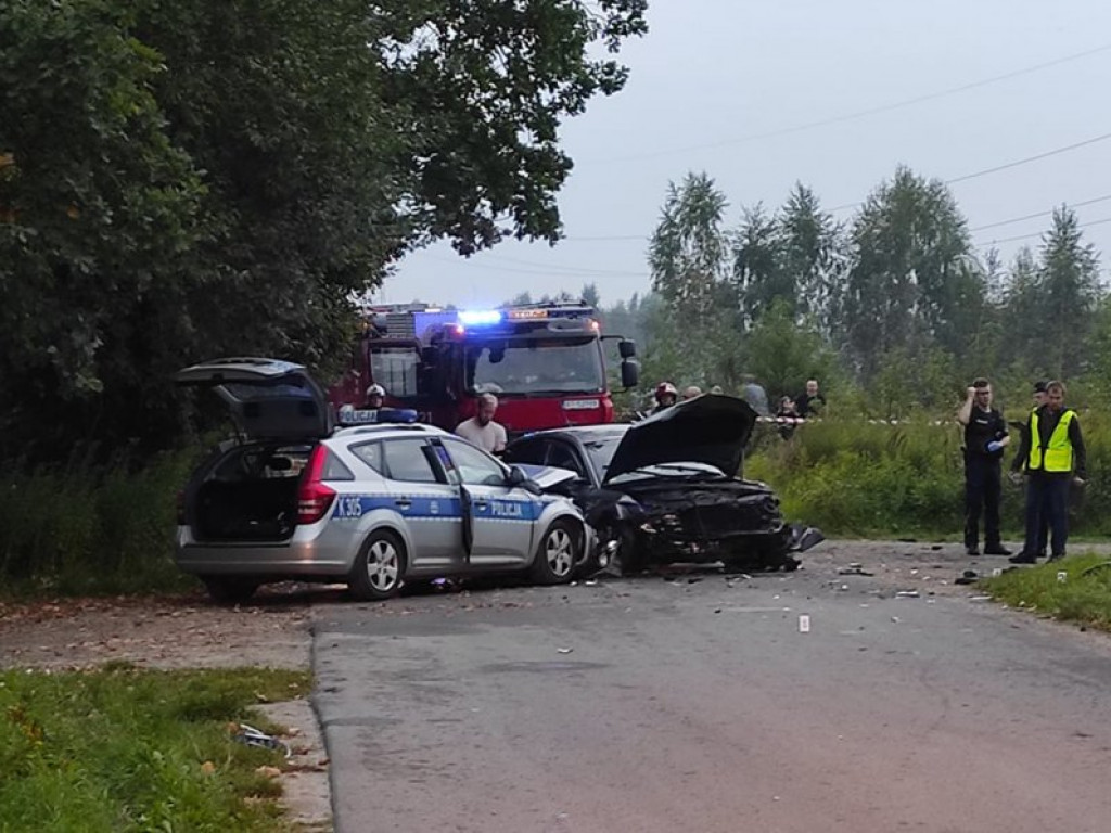 Fatalny finał policyjnego pościgu pod Tarnobrzegiem. Policjanci i kierowcy w szpitalu [zdjęcia]