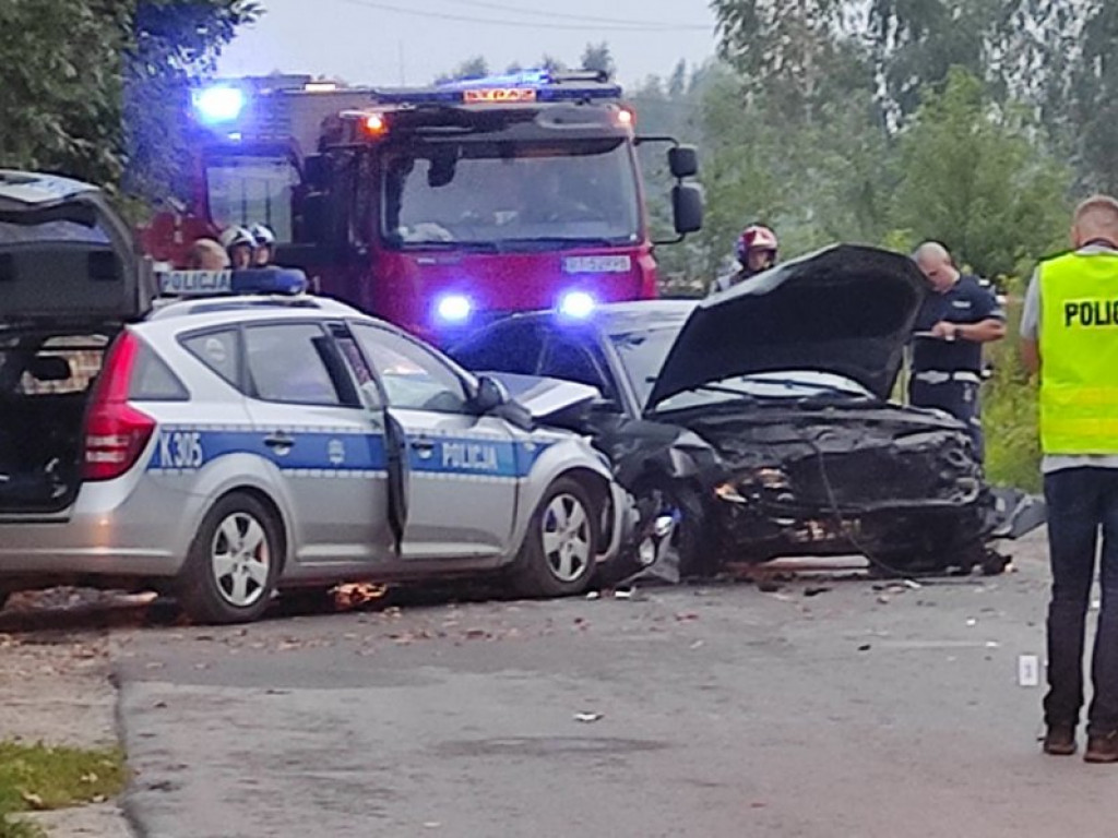 Fatalny finał policyjnego pościgu pod Tarnobrzegiem. Policjanci i kierowcy w szpitalu [zdjęcia]