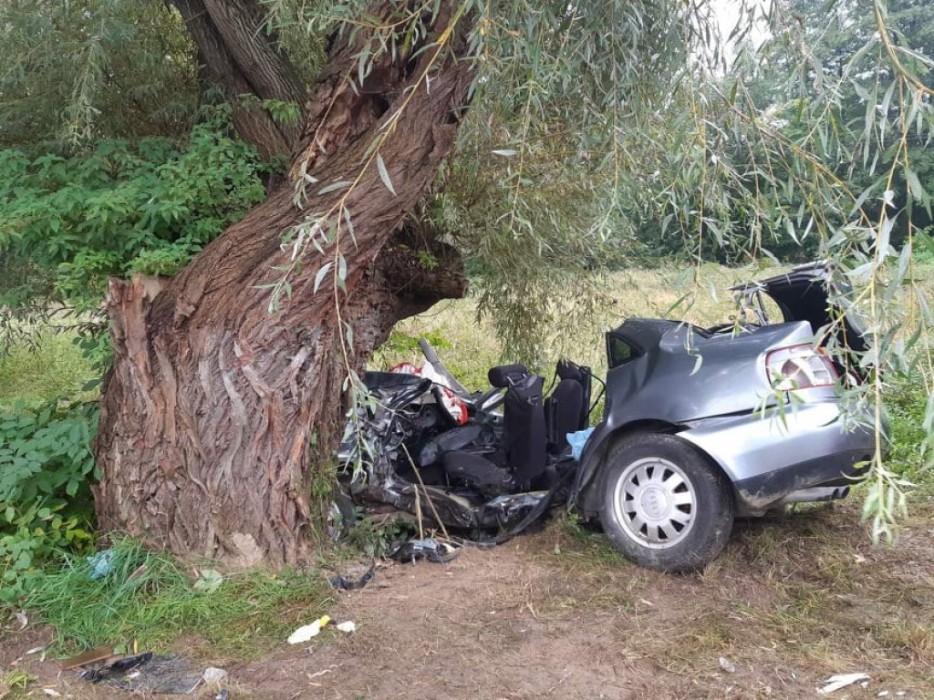 Niebywała tragedia. Trójka młodych ludzi rozbiła się autem w drodze do szkoły. Nie żyje 18-letni kierowca  [zdjęcia]
