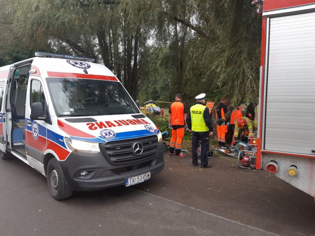 Niebywała tragedia. Trójka młodych ludzi rozbiła się autem w drodze do szkoły. Nie żyje 18-letni kierowca  [zdjęcia]